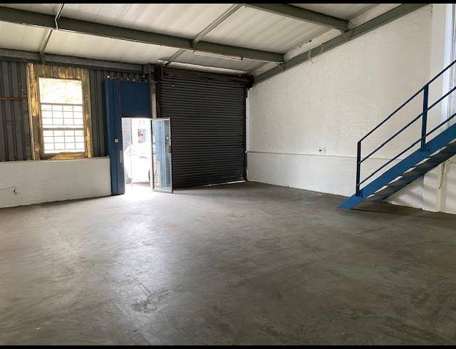 135M² WAREHOUSE TO LET IN SPRINGFIELD PARK